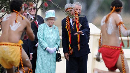 Dronning Elizabeth bliver underholdt af aboriginals i Perth i Australien.