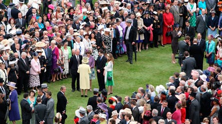 Dronning Elizabeth var ved at drukne i menneskemængden ved sin egen havefest.