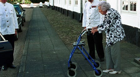 Dronning Ingrid med sin rollator.