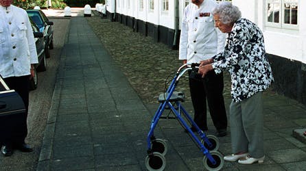 Dronning Ingrid med sin rollator.