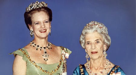 Dronning Ingrid og dronning Margrethe fotograferet ved Margrethes 50 års fødselsdag