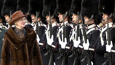 Hvert år overrækker dronning Margrethe den særlige hæderspris, dronningens ur, på Livgardens kaserne på Rosenborg Eksercerplads i København.