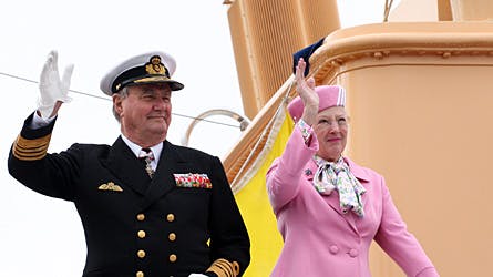 Prins Henrik og dronning Margrethe på kongeskibet Dannebrog ved ved Dronningekajen i Randers.