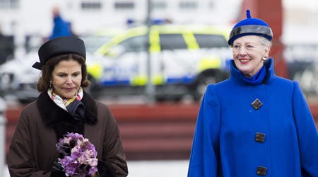 Dronning Silvia og Dronning Margrethe side om side i Helsingør. Hvad mener du om deres tøj?