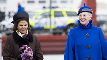 Dronning Silvia og Dronning Margrethe side om side i Helsingør. Hvad mener du om deres tøj?