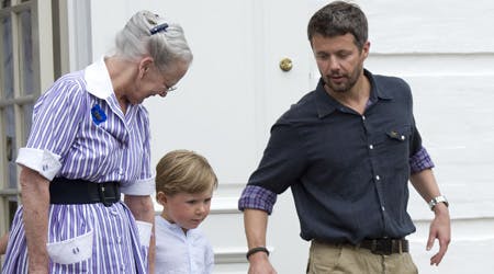 Dronning Margrethe, prins Christian og kronprins Frederik på Gråsten Slot.