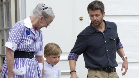 Dronning Margrethe, prins Christian og kronprins Frederik på Gråsten Slot.