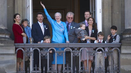 Pladsen er lidt trang til store armbevægelser på balkonen, hvor hele familie var samlet for at hylde Margrethe