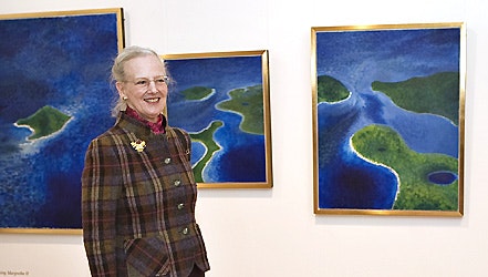 Dronning Margrethe med sin kunst fra en tidligere udstiling med egne værker på Museet for Religiøs Kunst i Lemvig i 2009.
