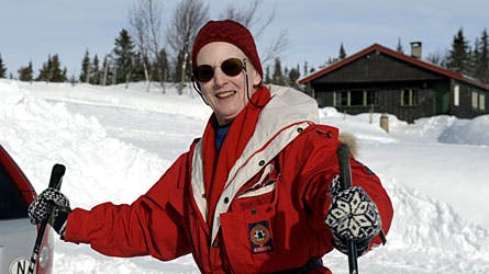 Dronning Margrethe er forrygende på ski. Hun nyder de lange dage i den smukke natur. Her ses hun i sin karakteristiske røde skidragt.