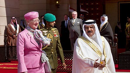 Kong Al Khalifa tog imod i paladsgården.