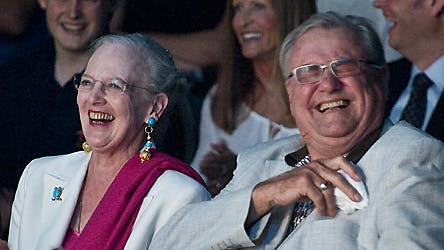 Zirkus Nemo får også fornemt besøg i form af de kongelige. Her er det regentparret der morer sig kongeligt, især prinsgemalen morede sig så øjnene løb.
