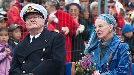 ? Det er en rystende begivenhed. Det føler vi begge to helt klart. Det føles underligt, når man sidder her i Grønland, hvor man ikke får aviser og derfor må følge det lidt på andenhånd, siger dronningen til BILLED-BLADET.