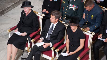 Dronning Margrethe, kronprins Frederik og kronprinsesse Mary på plads i Københavns domkirke.