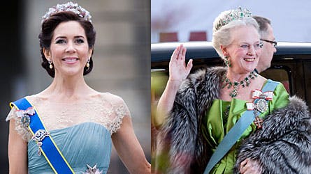 Kronprinsesse Mary og dronning Margrethe bærer ved flere lejligheder de kongelige juveler.