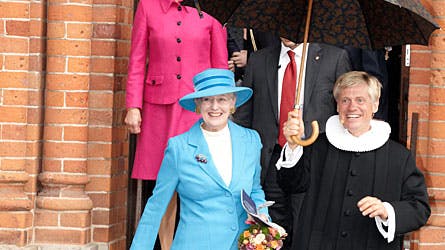Selvom vejret drillede lidt, var dronning Margrethes humør helt i top, da hun trådte ud af Klosterkirken efter gudstjenesten.