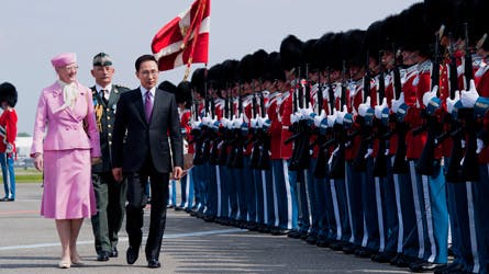 Dronning Margrethe byder Sydkoreas præsident Lee Myang-bak velkommen i Danmark.