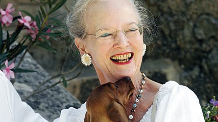 Vi ved at Margrethe er vild med gravhunde. Men hvad synes hun om katte?