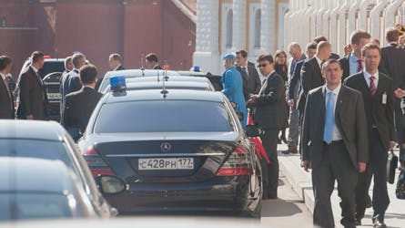 Dronning Margrethe tager plads i kortegen. Efter 100 meter var pressen hægtet af.