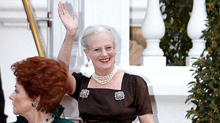 Dronning Margrethe vinkede til de mange fremmødte inden hun gik til kongelig fest hos dronning Elizabeth.