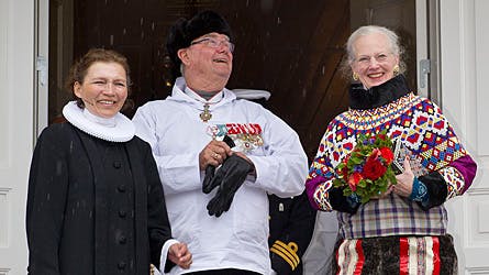 Dronning Margrethe og prins Henrik går ud af kirken efter dagens gudstjeneste.