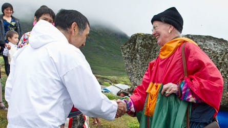 Dronning Margrethe hilse på indbyggerne ved Kuussuaq elven.