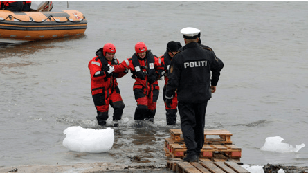 71-årige dronning Margrethe bliver hjulpet gennem det iskolde vand ud for Quaanaaq.