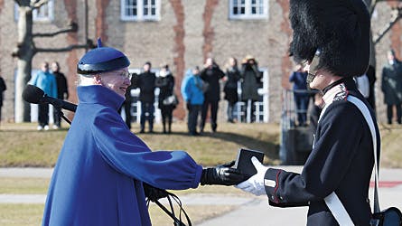 Dronningen var flot i blåt, da hun besøgte Livgardens Kaserne i Gothersgade.