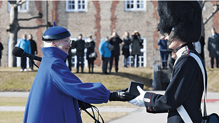 Dronningen var flot i blåt, da hun besøgte Livgardens Kaserne i Gothersgade.