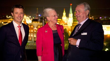Kronprins Frederik, dronning Margrethe og prins Henrik nyder onsdag aften i Moskva.