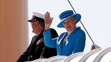 Kongeskibet Dannebrog ankommer med regentparret til Grenå.