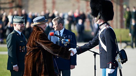 Dronning Margrethe lykønkser den dygtige garder.