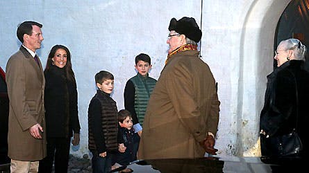 Regentparret holdt juleaften hos prins Joachim og prinsesse Marie på Schackenborg Slot. Her er de sammen med prins Nikolai, prins Felix og prins Henrik i kirke.