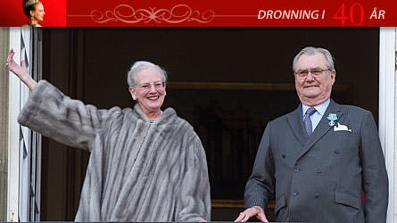 Hele tre gange kom 40-års jubilaren ud på balkonen sammen med sin gemal, prins Henrik.