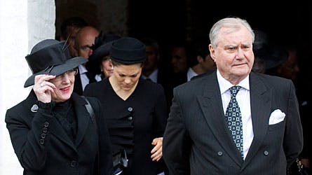 Dronning Margrethe og prinsgemalen på vej ud fra Båstad kirke. Bag ved ses en tydeligt sorgramt kronprinsesse Victoria.
