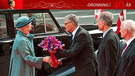 40-års jubilaren hilser her på Folketingets formand, Mogens Lykketoft, ved ankomsten til Christiansborg.