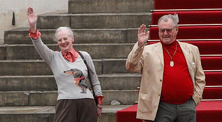Dronning Margrethe og prinsgemalen foran trappen til Fredensborg Slot.