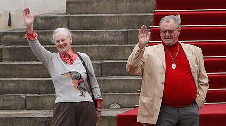 Dronning Margrethe og prinsgemalen foran trappen til Fredensborg Slot.