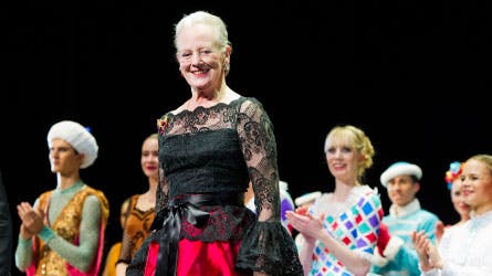 En rørt dronning Margrethe modtager her salens klapsalver.
