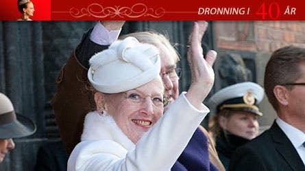 Dronning Margrethe tog mod hyldesten fra de mange tusinder af fejrende mennesker på Rådhuspladsen i København.