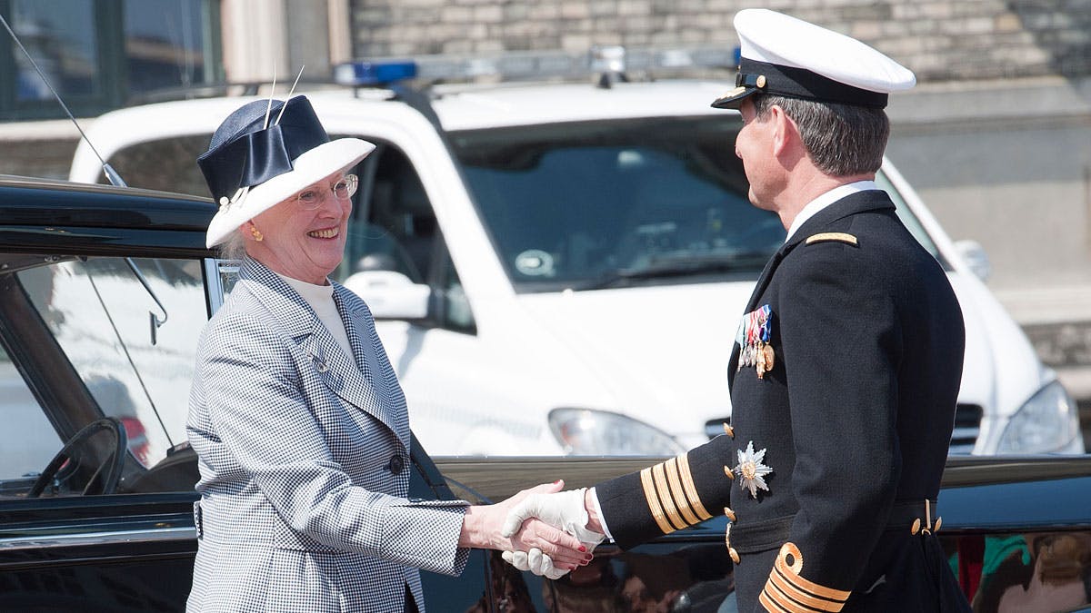 Dronning Margrethe hilser på den afgående jagtkaptajn, kommandør Lars Rosendahl Christophersen.