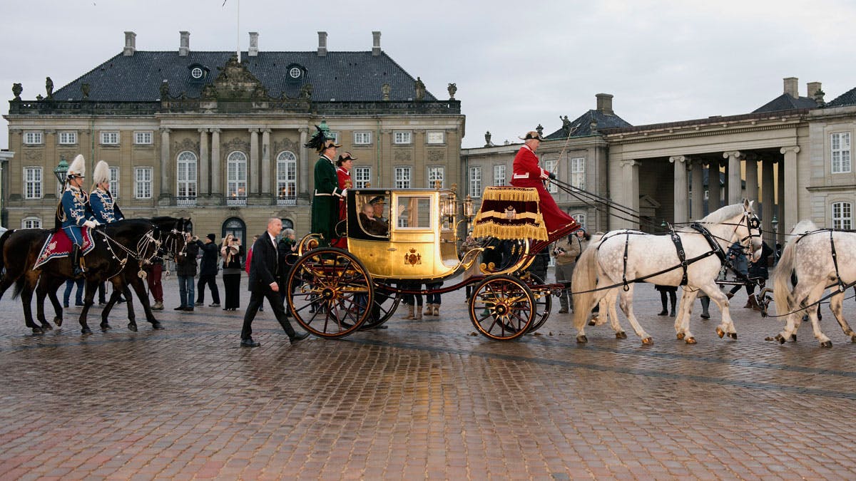 Dronning Margrethe i guldkaret på Amalienborg slotsplads
