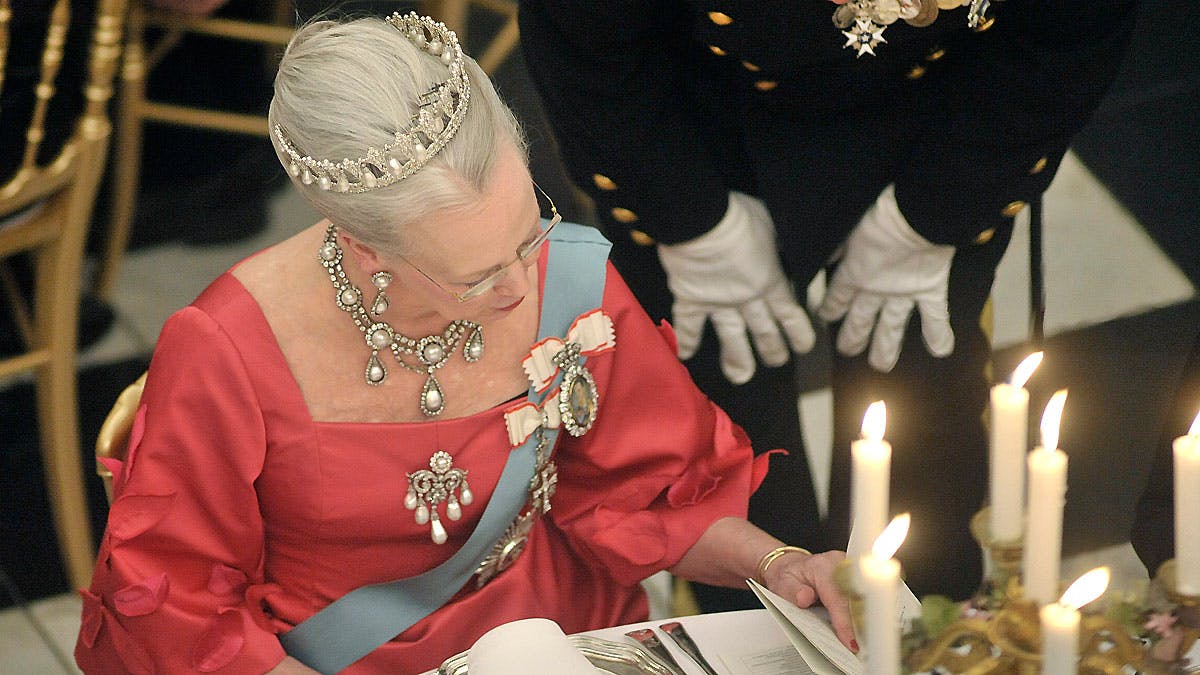 Dronning Margrethe ved sit bord til gallamiddagen på Christiansborg Slot.