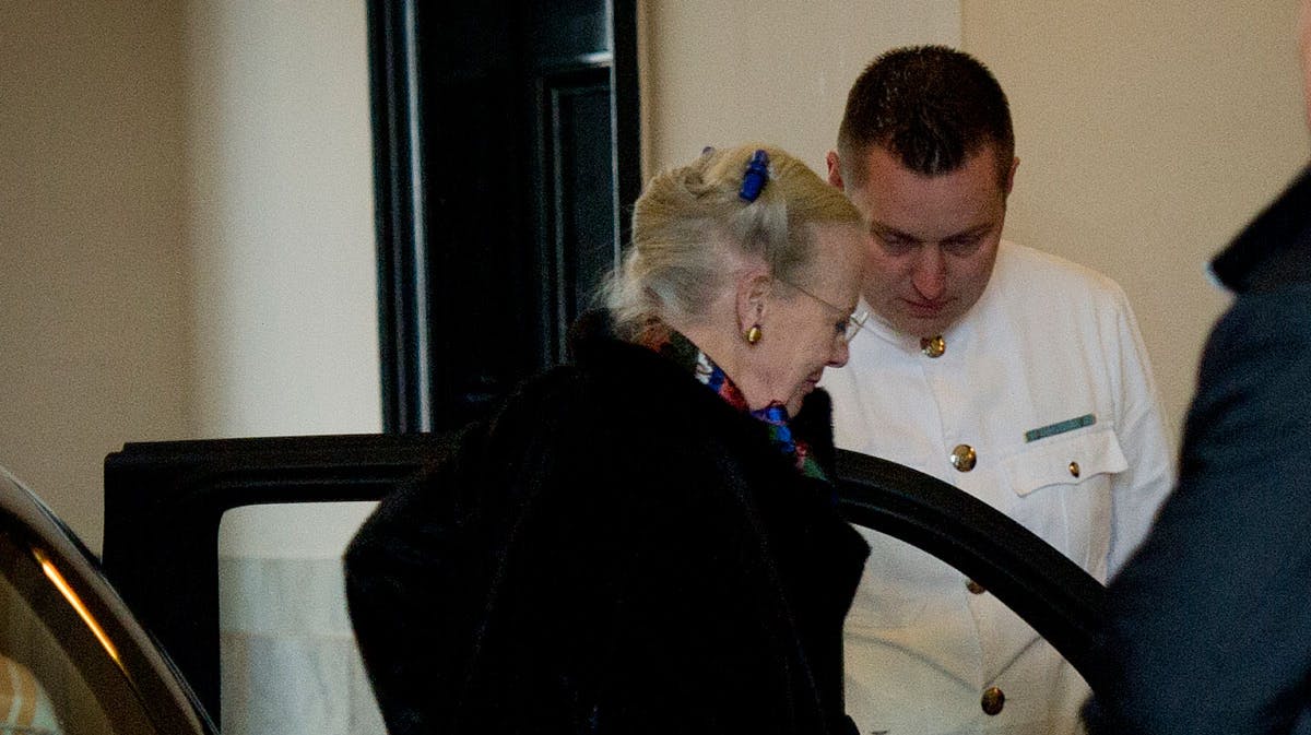 Her ankommer dronning Margrethe til familiefødselsdag for prins Vincent og prinsesse Josephine.