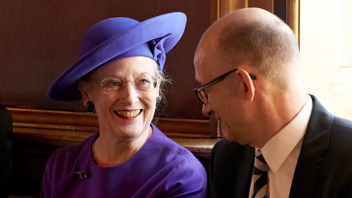 Dronning Margrethe i hyggelig snak med bestyrelsesformand Jens Moberg.