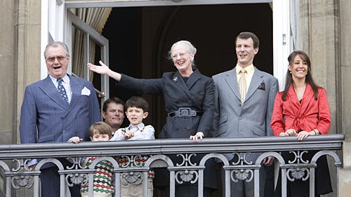 Traditionen tro træder dronningen ud på balkonen på Amalienborg og bliver hyldet af folket.