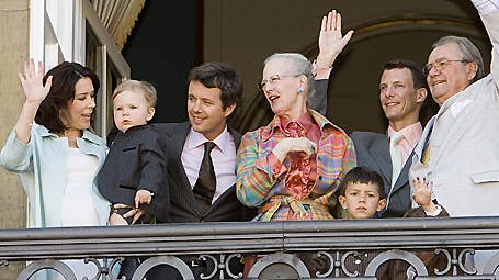 https://imgix.billedbladet.dk/media/billedbladet/kongelige/nyheder/dronning-margrethe/april08/titler.jpg