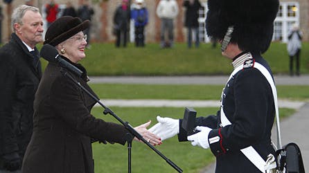 Dronning Margrethe giver den stolte garder hånden.