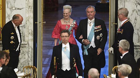 Dronning Margrethe ankommer til gallamiddagen i anledningen af hendes 70 års fødseldag i Riddersalen.