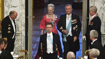 Dronning Margrethe ankommer til gallamiddagen i anledningen af hendes 70 års fødseldag i Riddersalen.